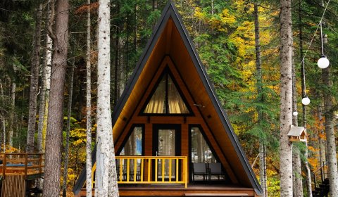 Домик A-frame у реки