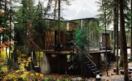 Mirrored townhouse by the river